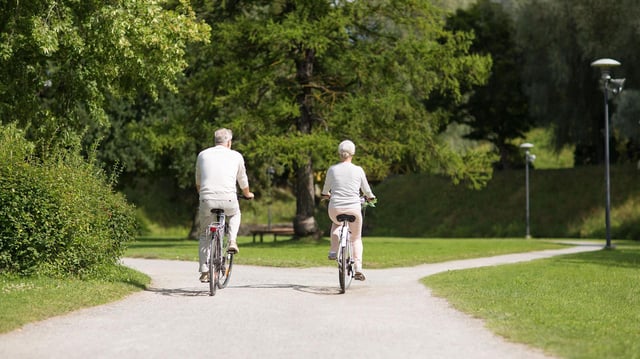 Seniorenpaar beim Fahrradfahren in einem Park