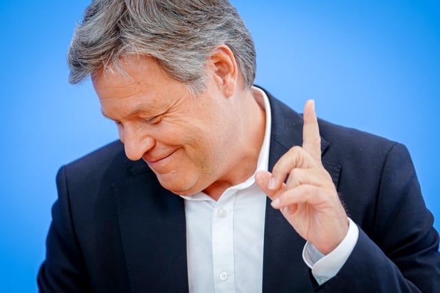 Wirtschaftsminister Robert Habeck (Grüne) verabschiedet sich trotz desaströser Bilanz lächelnd aus der Bundespressekonferenz.