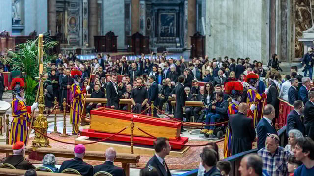 Gläubige beten am Petersdom, am Sarg von Papst Franziskus.