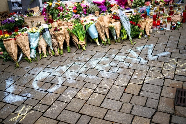 Am Tatort erinnern Fotos, Blumen und Kerzen an Lorenz A.