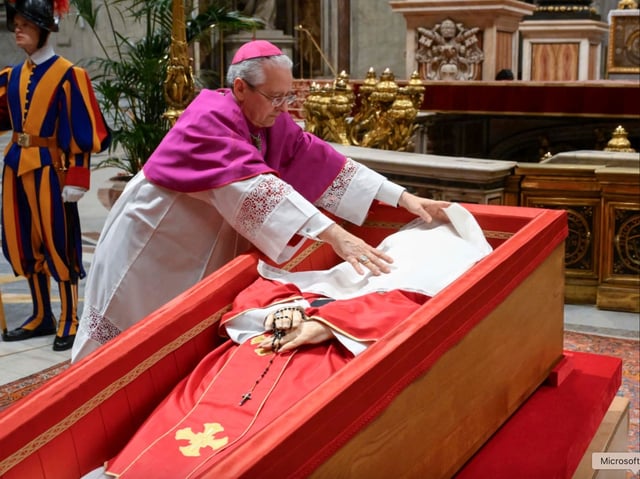 Der vatikanische Zeremonienmeister Erzbischof Diego Giovanni Ravelli bedeckt das Gesicht des verstorbenen Papstes Franziskus mit einem Seidentuch, bevor er seinen Sarg schließt