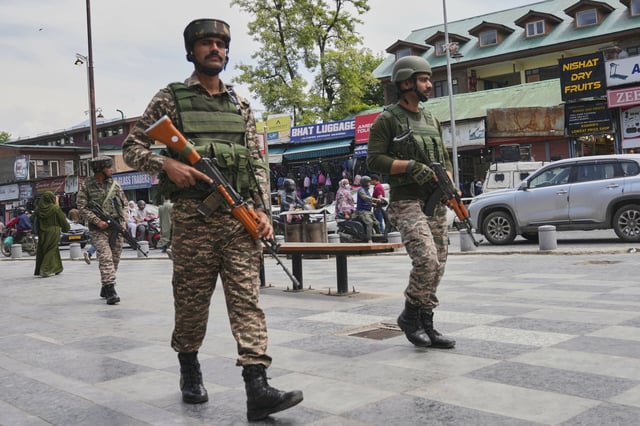 Indische paramilitärische Soldaten patrouillieren auf einem belebten Markt in Srinagar im indisch kontrollierten Kaschmir.