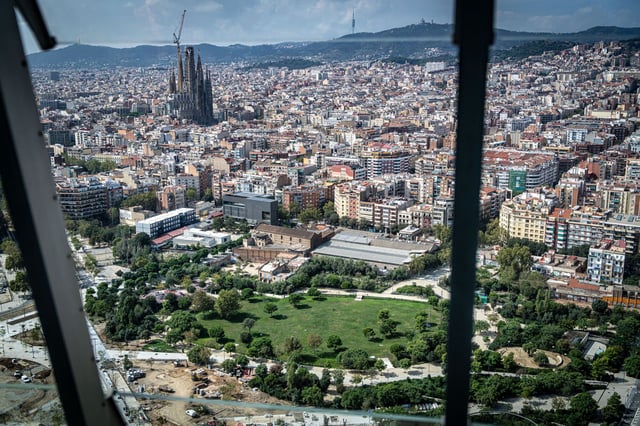 Vista aérea de la Clariana y parte de la fachada norte de Consell de Cent pendiente de derribos