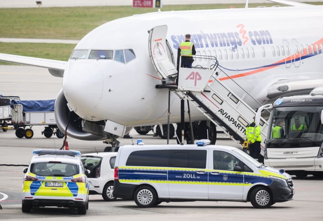 Afghanen. Polizei und Zoll stehen an einem Flugzeug am Flughafen Hannover. Eben ist ein Charterflug aus Islamabad mit Afghanen gelandet. Foto: picture alliance/dpa | Julian Stratenschulte