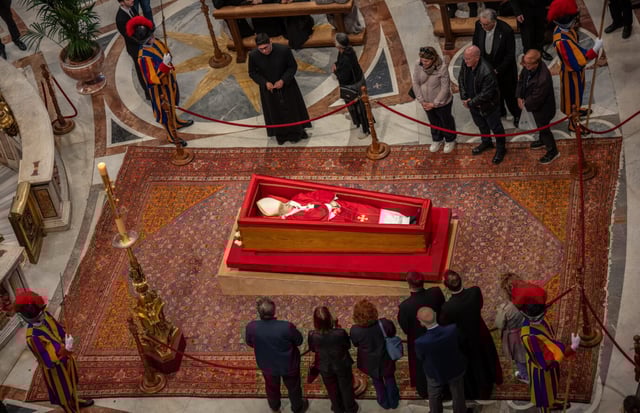 Der Leichnam von Papst Franziskus liegt aufgebahrt im Petersdom. Vor der Beisetzung am Samstag 26.04.25 können Besucher am offenen Sarg den verstorbenen Papst noch einmal sehen.