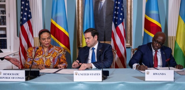 Le secrétaire d'État américain Marco Rubio (c), le ministre rwandais des Affaires étrangères Olivier Nduhungirehe (d) et la ministre des Affaires étrangères de la RDC Therese Kayikwamba Wagner lors de la signature d'une déclaration de principes entre les deux pays  à Washington, le 25 avril 2025