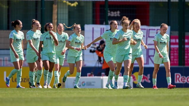 Die Spielerinnen der SGS Essen jubeln nach dem Führungstreffer in Leipzig.