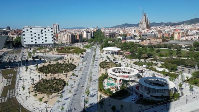 MULTIMEDIA | <a href="https://www.elperiodico.com/es/barcelona/plaza-glories-barcelona-como-sera-sh/index.html" >La nueva Glòries: la plaza culmina su gran parque central</a>