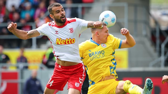 Der Regensburger Ziegele im Kopfballduell mit Sven Köhler