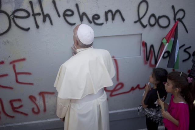El papa Francisco reza junto al muro de separación israelí en Belén durante su visita en 2014 a la Palestina ocupada e Israel. .