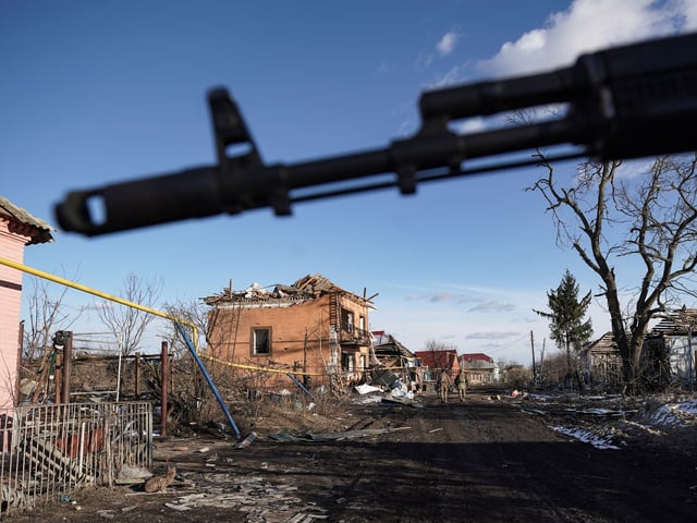 TOPSHOT - Russian soldiers walk past destroyed houses in the village of Kazachya Loknya, which was previously held by Ukrainian troops and recently retaken by Russia's armed forces, in the Sudzha district of the Kursk region on March 18, 2025, amid the ongoing Russian-Ukrainian conflict. (Photo by TATYANA MAKEYEVA / AFP) (Photo by TATYANA MAKEYEVA/AFP via Getty Images)
