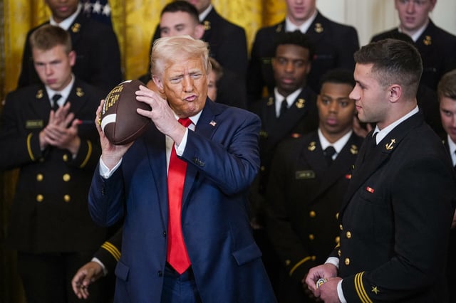Experte? US-Präsident Donald Trump mit einem Football
