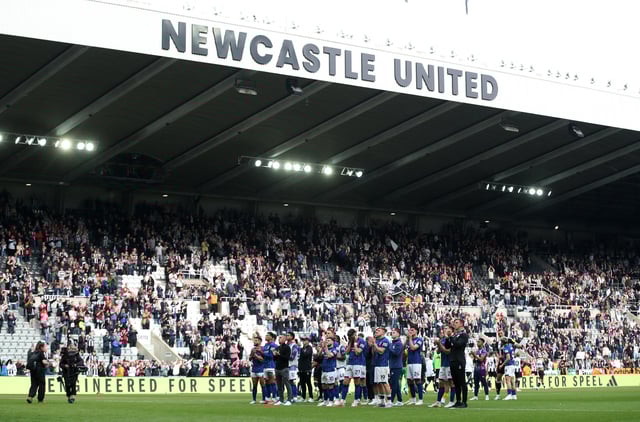 Soccer Football - Premier League - Newcastle United v Ipswich Town - St James' Park, Newcastle, Britain - April 26, 2025 Ipswich Town manager Kieran McKenna and his players applaud fans after the match as Ipswich Town are relegated from the Premier League REUTERS/Scott Heppell