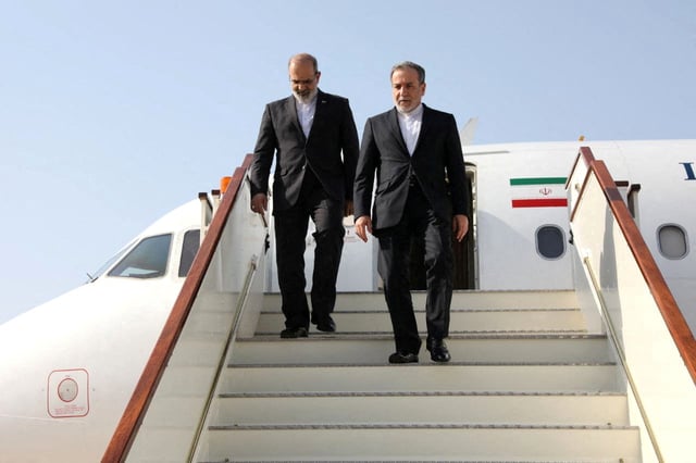 Le ministre iranien des Affaires étrangères Abbas Araghchi arrive avant les négociations avec les États-Unis, à Mascate, Oman, le 25 avril 2025.