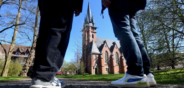 Zwei Flüchtlinge auf dem Gelände der evangelischen Stephansstift-Gemeinde in Hannover