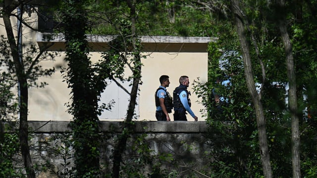 Polizisten vor der Moschee in La Grand-Combe, Frankreich