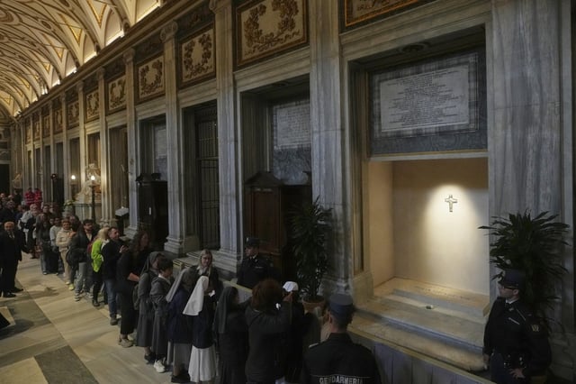Faithful line up to pay their respects to the tomb of Pope Francis inside St. Mary Major Basilica in Rome, Sunday, April 27, 2025. (AP Photo/Alessandra Tarantino)