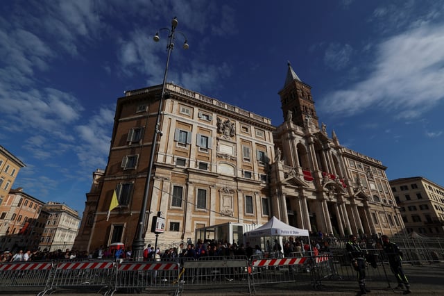 People queue outside the Papal Basilica of Saint Mary Major (Santa Maria Maggiore), to visit the tomb of the late Pope Francis, in Rome, Italy, April 27, 2025. REUTERS/Claudia Greco