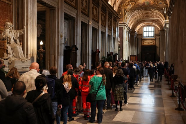 People queue to visit the tomb of the late Pope Francis in the Papal Basilica of Saint Mary Major (Santa Maria Maggiore), in Rome, Italy, April 27, 2025. REUTERS/Claudia Greco