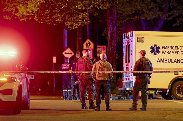 La police de Vancouver sécurise les lieux après qu'une voiture a foncé dans la foule lors du festival Lapu-Lapu à Vancouver, le samedi 26 avril.

