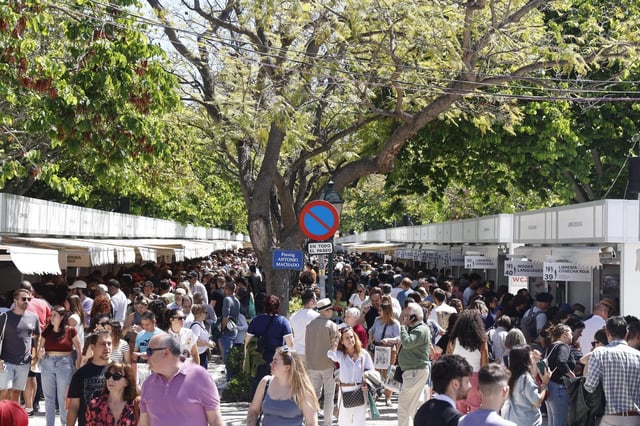 La Fira del Llibre confirma su éxito de asistenica con un domingo abarrotado