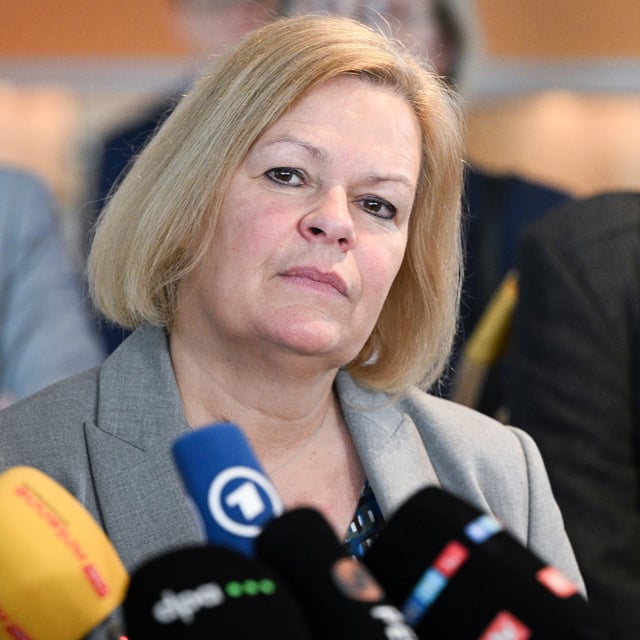 Nancy Faeser (SPD). Die geschäftsführende Innenministerin musste eine Reise nach Syrien nach Hinweisen auf eine "terroristische Bedrohung" abbrechen.
