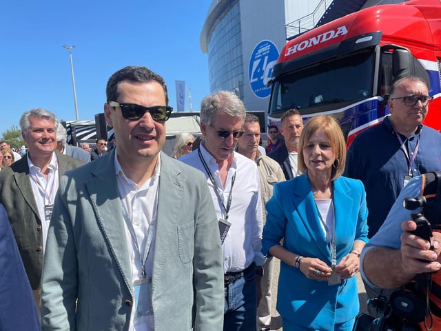 Moreno Bonilla, con gafas y chaqueta, en el Padock de MotoGP, donde ha realizado las declaraciones.