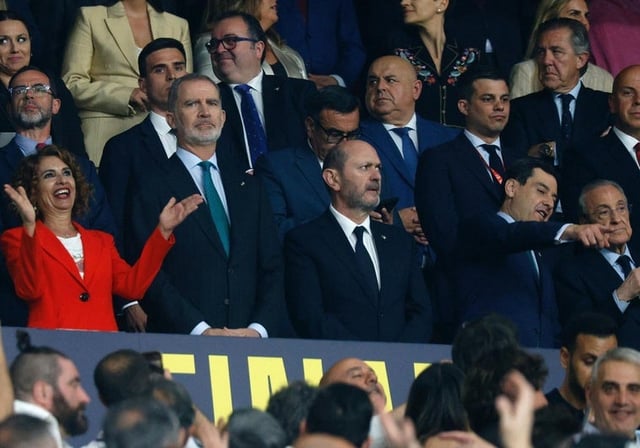 María Jesús Montero, a la derecha del Rey Felipe VI en el palco de la Final de la Copa del Rey celebrada en el Estadio de La Cartuja de Sevilla este sábado