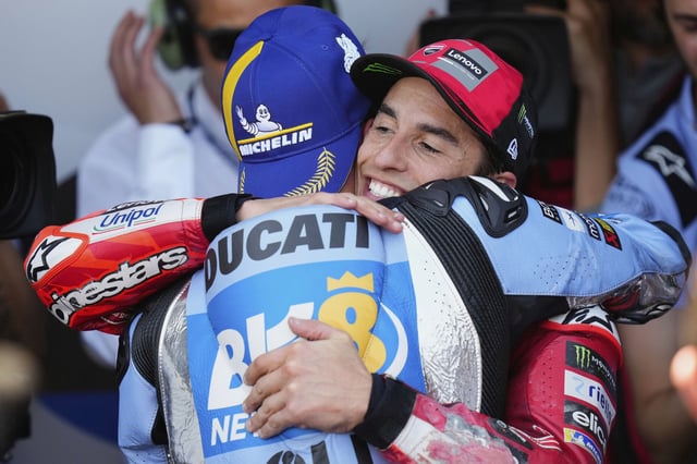Abrazo entre Álex y Marc Márquez.