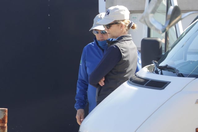 La infanta, con Pedro Campos, en el puerto de Sanxenxo