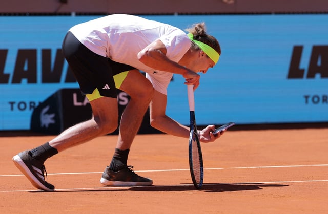 Alexander Zverev holte in seinem Drittrunden-Match gegen Alejandro Davidovich Fokina sein Smartphone raus, um einen Ballabdruck zu fotografieren.