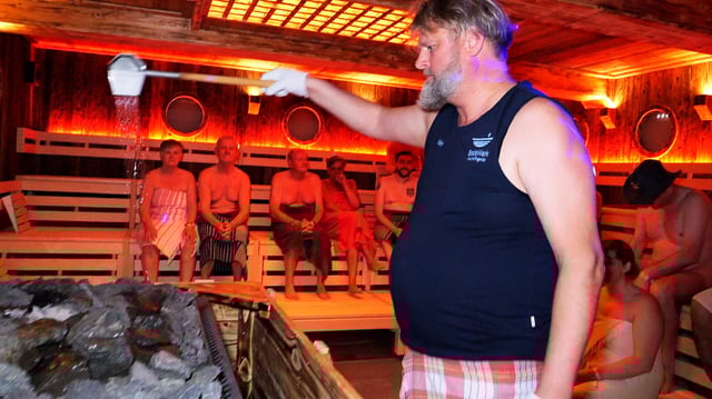 Teilnehmer eines Weltrekordversuchs sitzen in einer Sauna im Badewerk Neuharlingersiel. Ein Team von Aufgießerinnen und Aufgießern hat einen Weltrekord für den längsten ununterbrochenen Sauna-Aufguss aufgestellt.