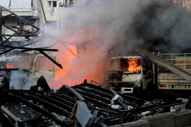 Un site en flammes, touché par des frappes israéliennes dans la banlieue sud de Beyrouth, le 27 avril 2025.