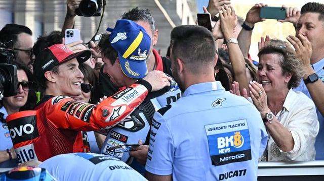 Roser Alentá, madre de Marc y Àlex Márquez, contempla, emocionada el saludo de sus dos hijos, en Jerez.