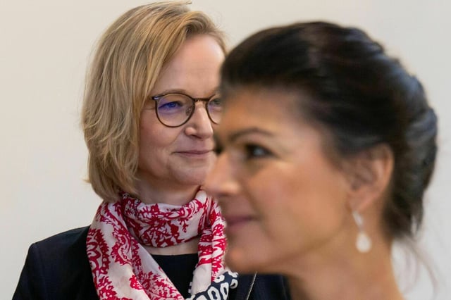 Welf steht hinter Wagenknecht. Beide schauen in unterschiedliche Richtungen