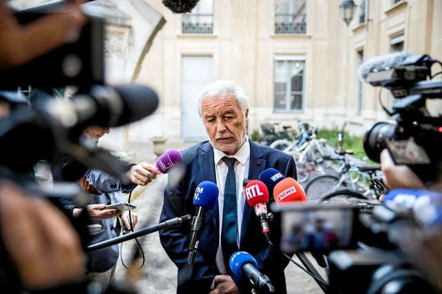 Le ministre de l’Aménagement du territoire, François Rebsamen, envisage l’instauration d’une « contribution modeste » après la suppression de la taxe d'habitation.
