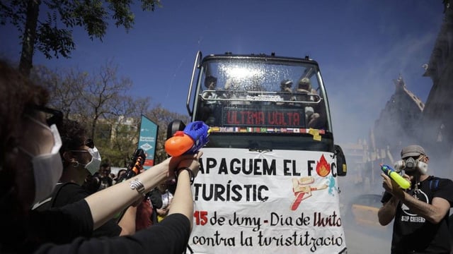 Activistas abordan un autobús turístico en la Sagrada Familia y disparan pistolas de agua