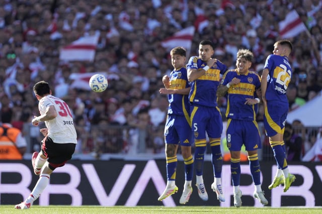 Golazo de Mastantuono ante Boca en la cancha de River. (AP)