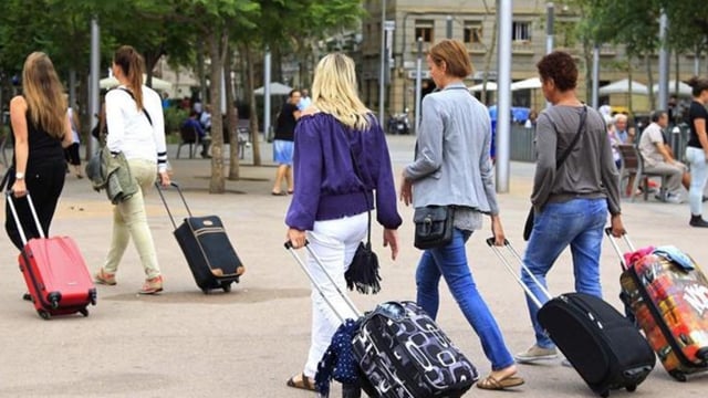 Las visitas de extranjeros a la Argentina cayeron un 25,3 % interanual en marzo.