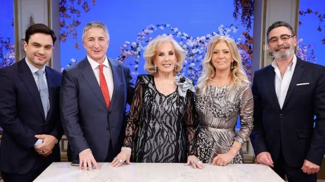 La mesa de este sábado. Ramiro Marra, Adrián Ventura, Mirtha Legrand, Susana Roccasalvo y Federico Andahazi.