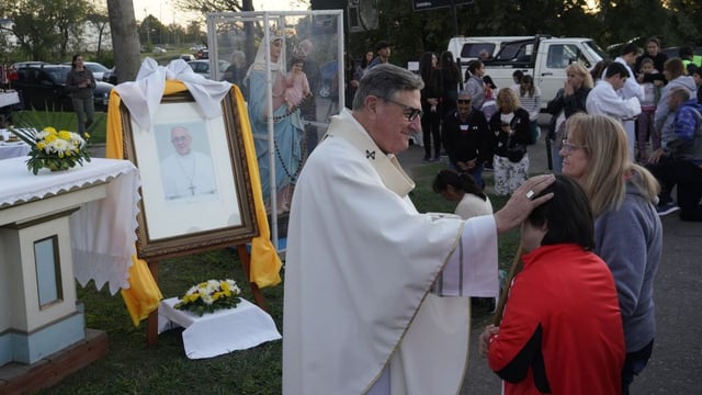 Con Francisco de testigo. Monseñor Martín bendijo a los fieles en la misa por el Papa. 
