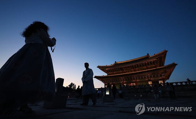 An undated file photo of Gyeongbok Palace at night (Yonhap)