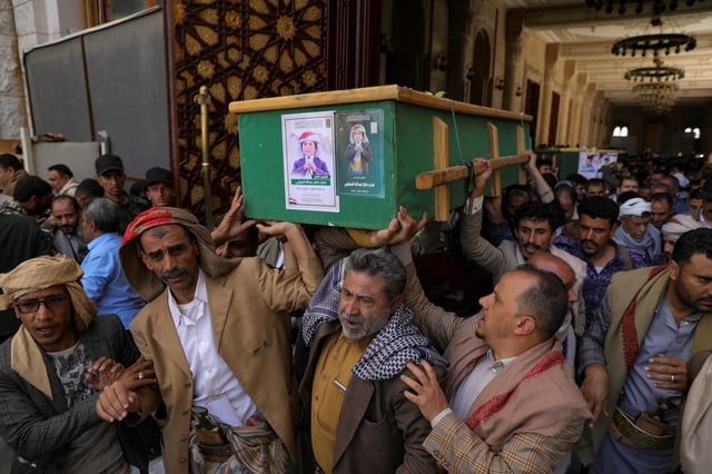Cercueil de Sarim al-Suhaili, fils du chef houthi Saleh al-Suhaili, qui, selon les médias houthis, a été tué par des frappes américaines sur sa maison, à Sanaa.