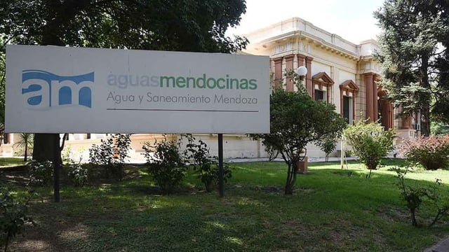 Frente del edificio de AySAM, Agua y Saneamiento Mendoza (Aguas Mendocinas).