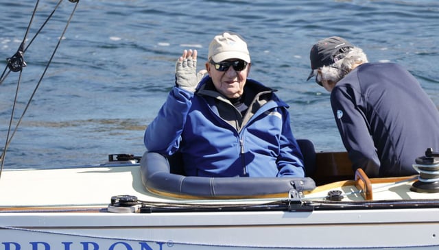 Juan Carlos I saluda desde el ‘Bribón’ poco antes de comenzar la regata de ayer.