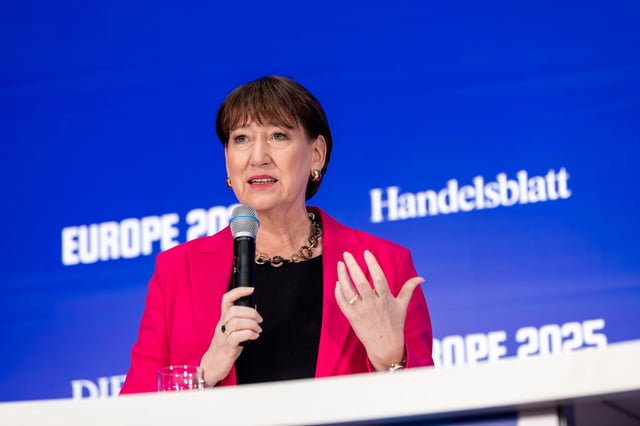 Dr. Dominik von Achten, Vorstandsvorsitzender von Heidelberg Materials, Hildegard Müller, Präsidentin des Verbandes der Automobilindustrie (VDA), Dr. Markus Steilemann, Vorstandsvorsitzender von Covestro, diskutieren gemeinsam mit Moderatorin Petra Pinzler, DIE ZEIT, auf dem Podium zum Thema Wettbewerbsfähigkeit: Wie können sich europäische Schlüsselindustrien auf den globalen Märkten behaupten? auf der Konferenz EUROPE 2025 bei AXICA Berlin am 26.03.2025.