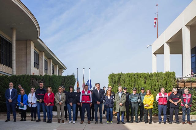 Mazón, Sánchez y Bernabé, en el centro, con el resto de autoridades y altos funcionarios.