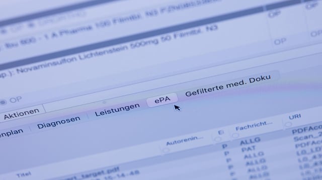 Der Reiter ePa ist mit einer Patientenakte auf einem Monitor einer Arztpraxis zu sehen