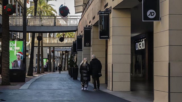 Tiendas cerradas en el centro comercial Westfield La Maquinista.