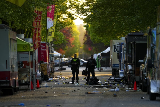 Mitglieder des forensischen Teams der Polizei von Vancouver untersuchen den Tatort, an dem ein Fahrzeug während eines philippinischen Kulturfestes in Vancouver in eine Menschenmenge fuhr.